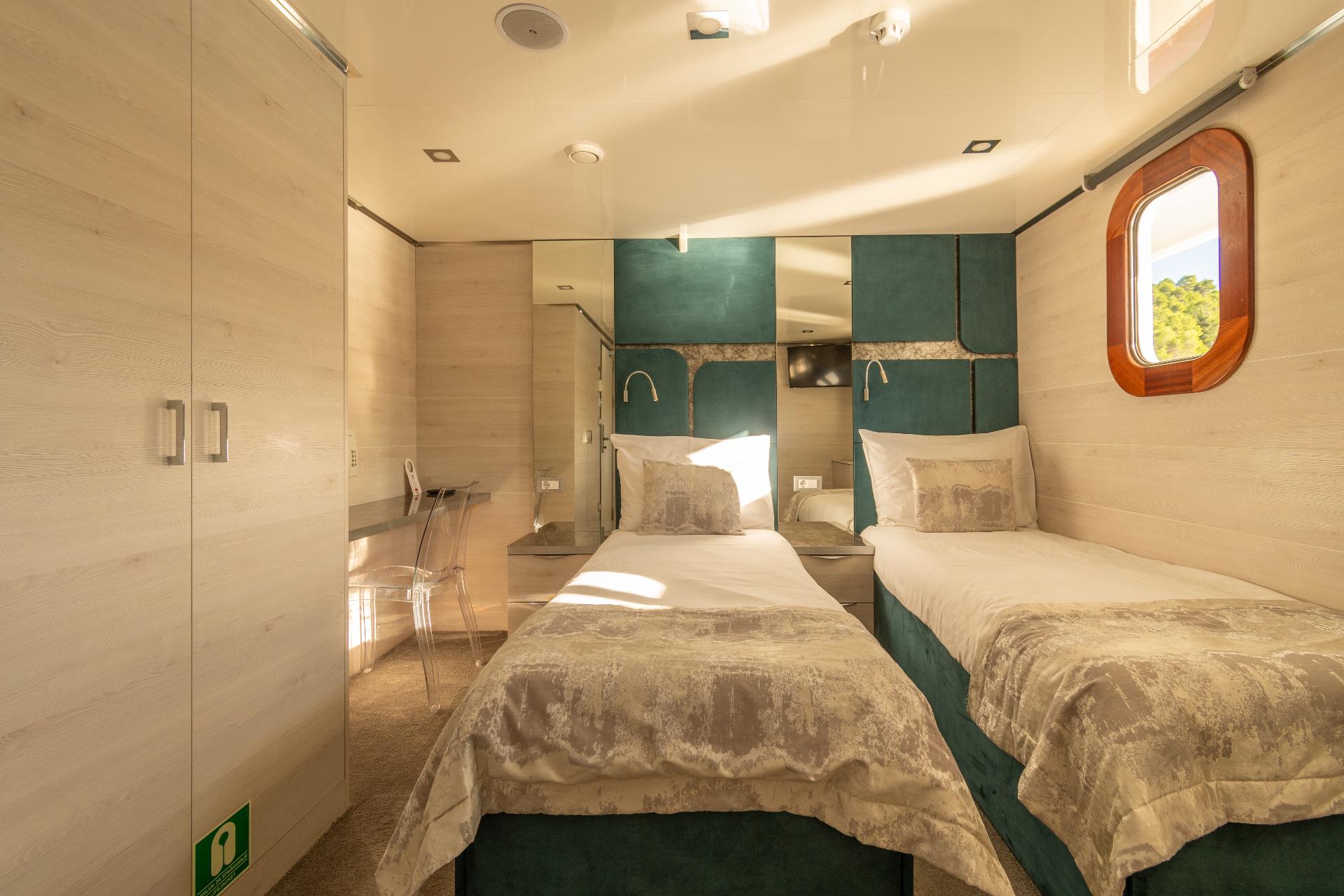 Twin Cabin (x4) image 4