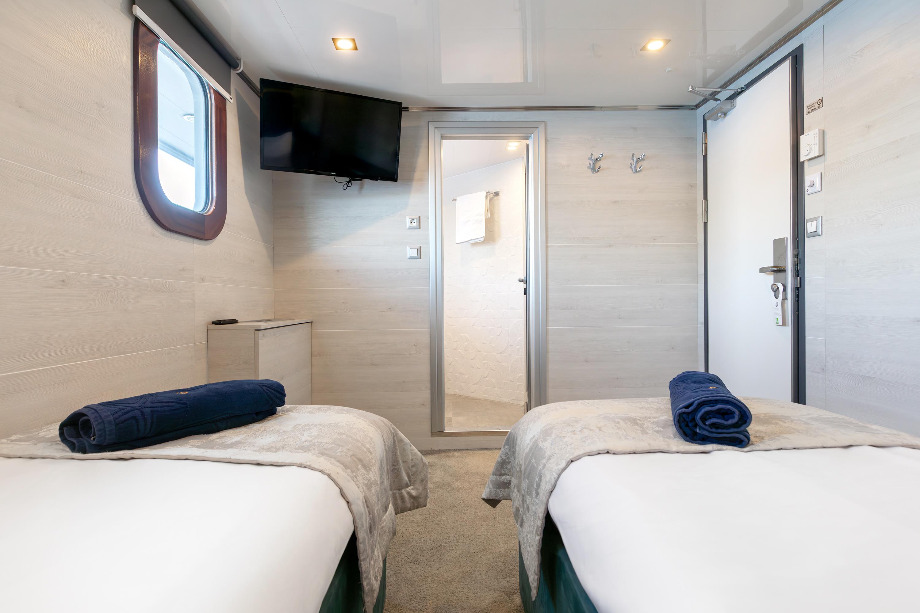 Twin Cabin (x4) image 3