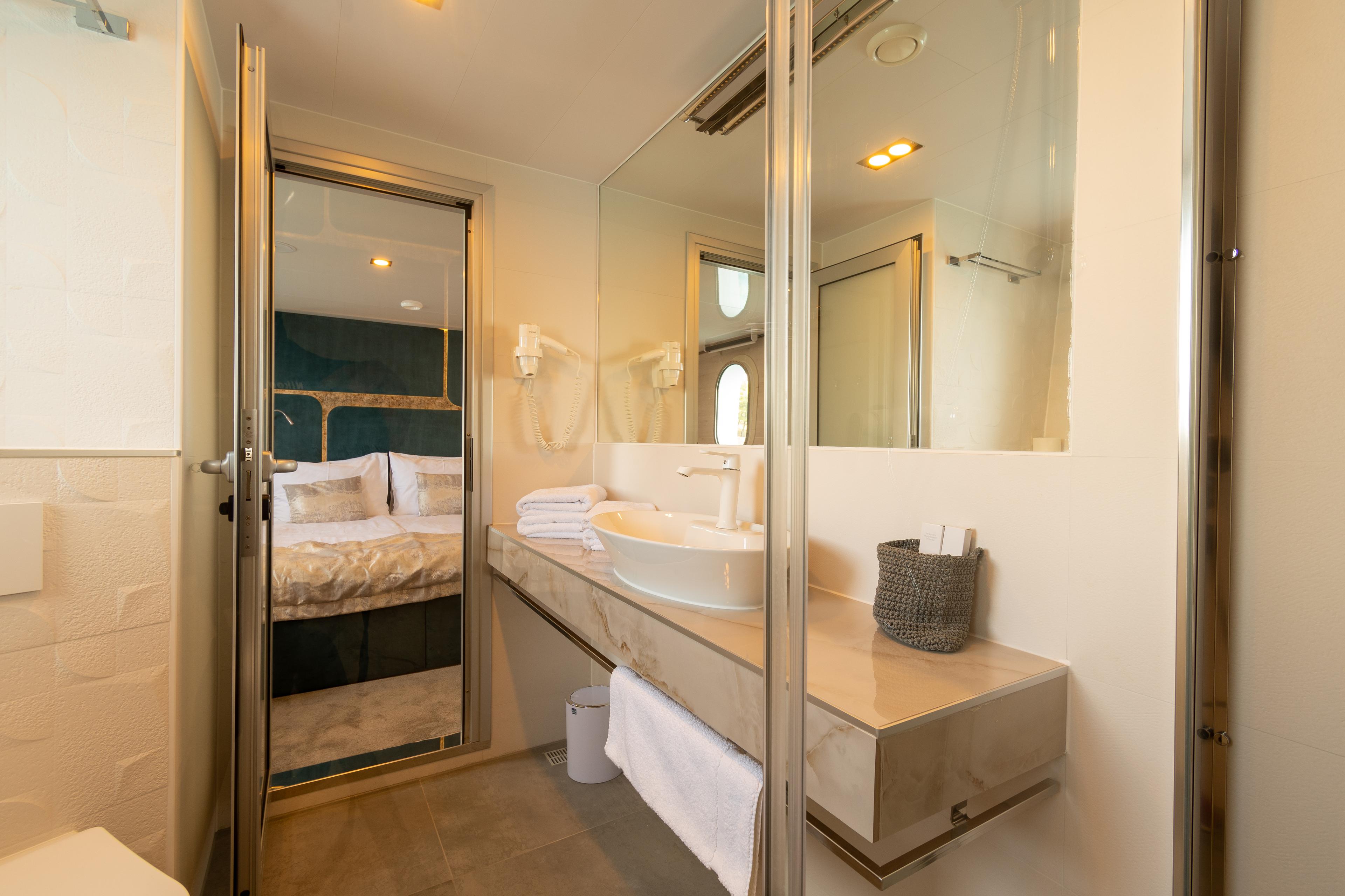 Triple Cabin (x2) image 5
