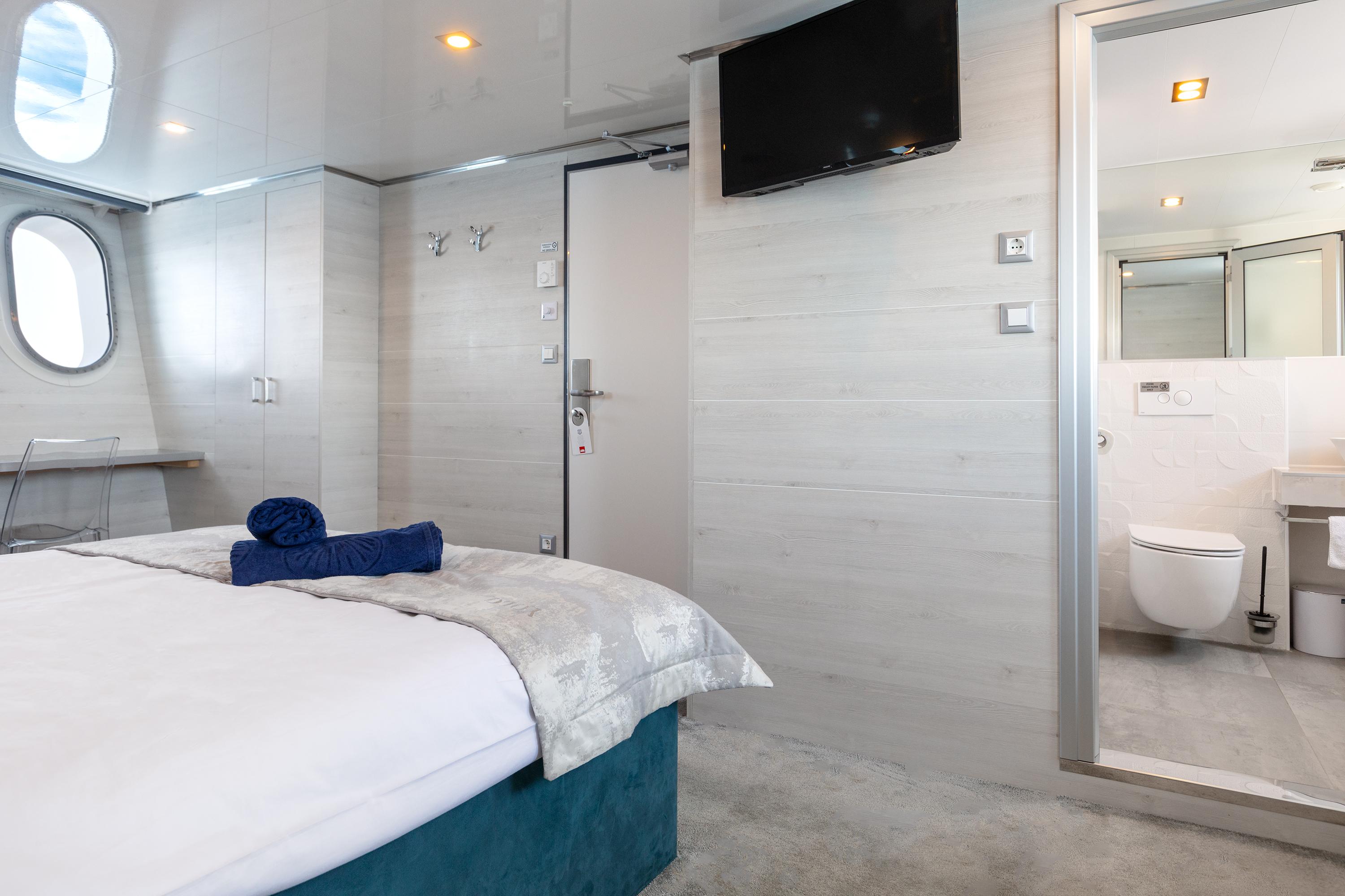Triple Cabin (x2) image 4