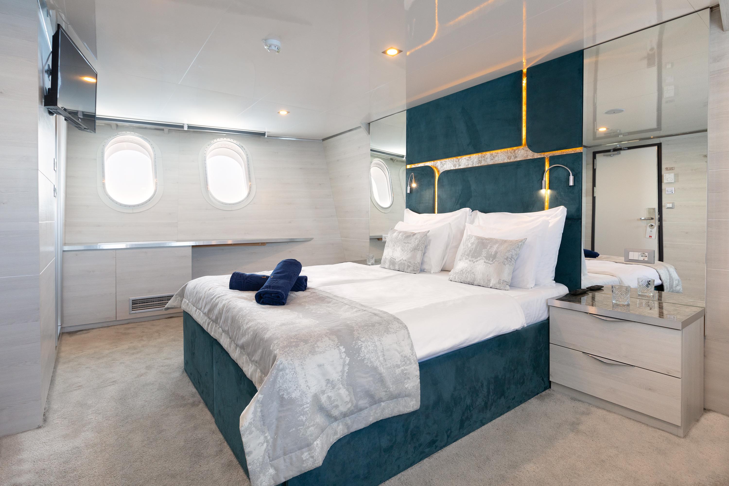 Triple Cabin (x2) image 2