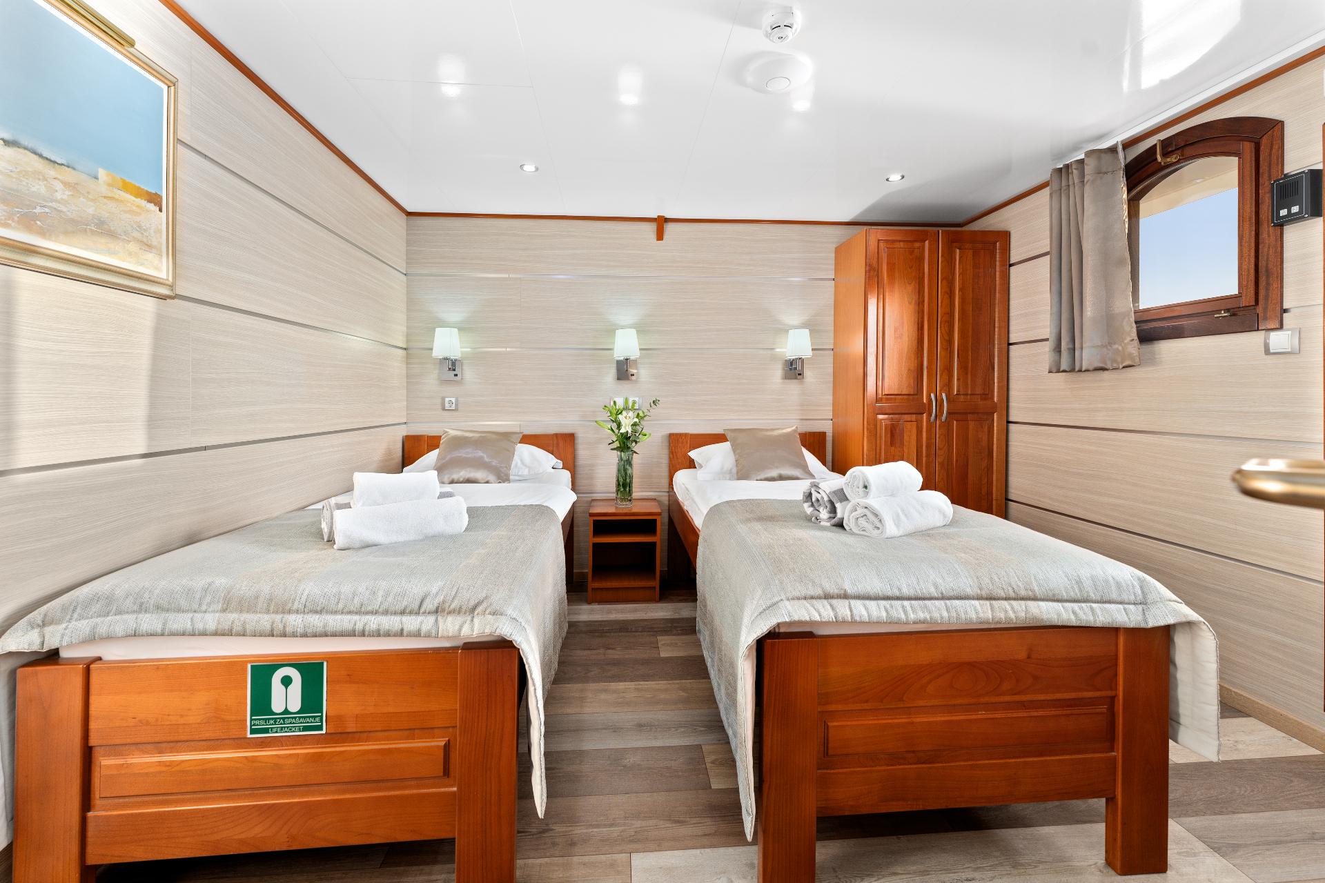 Twin + Convertible Cabin (x3 + x6) image 1