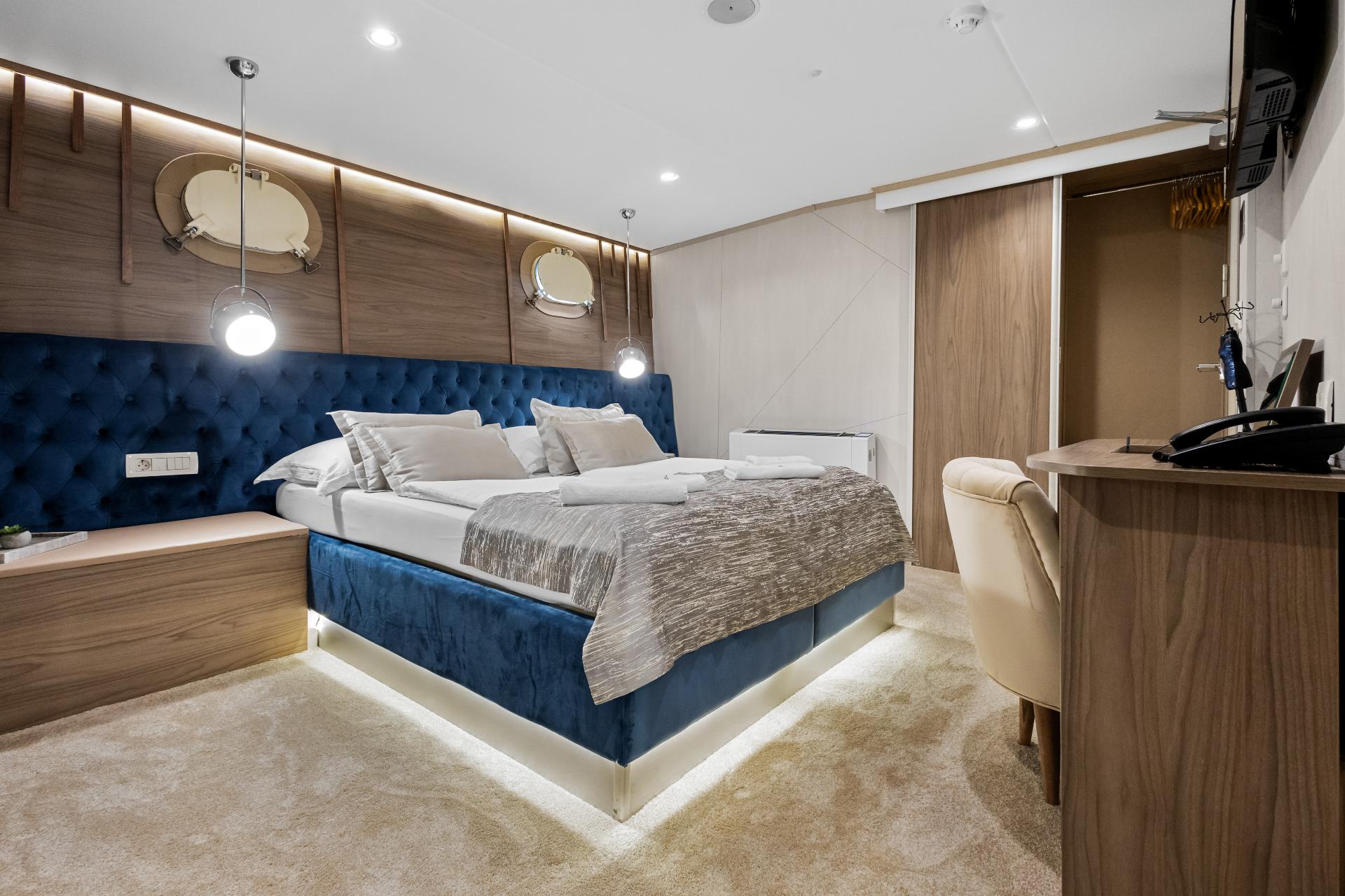 Triple Cabin (x1) image 1