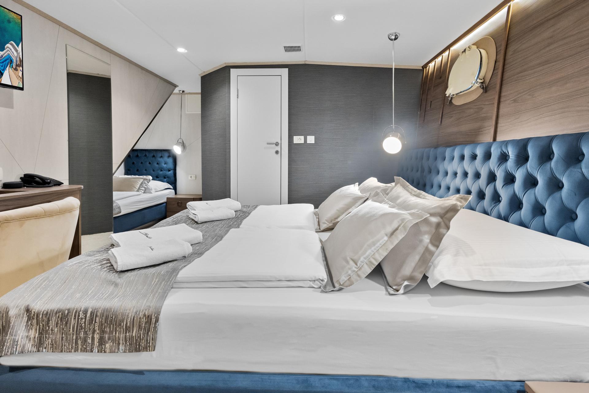 Triple Cabin (x1) image 2