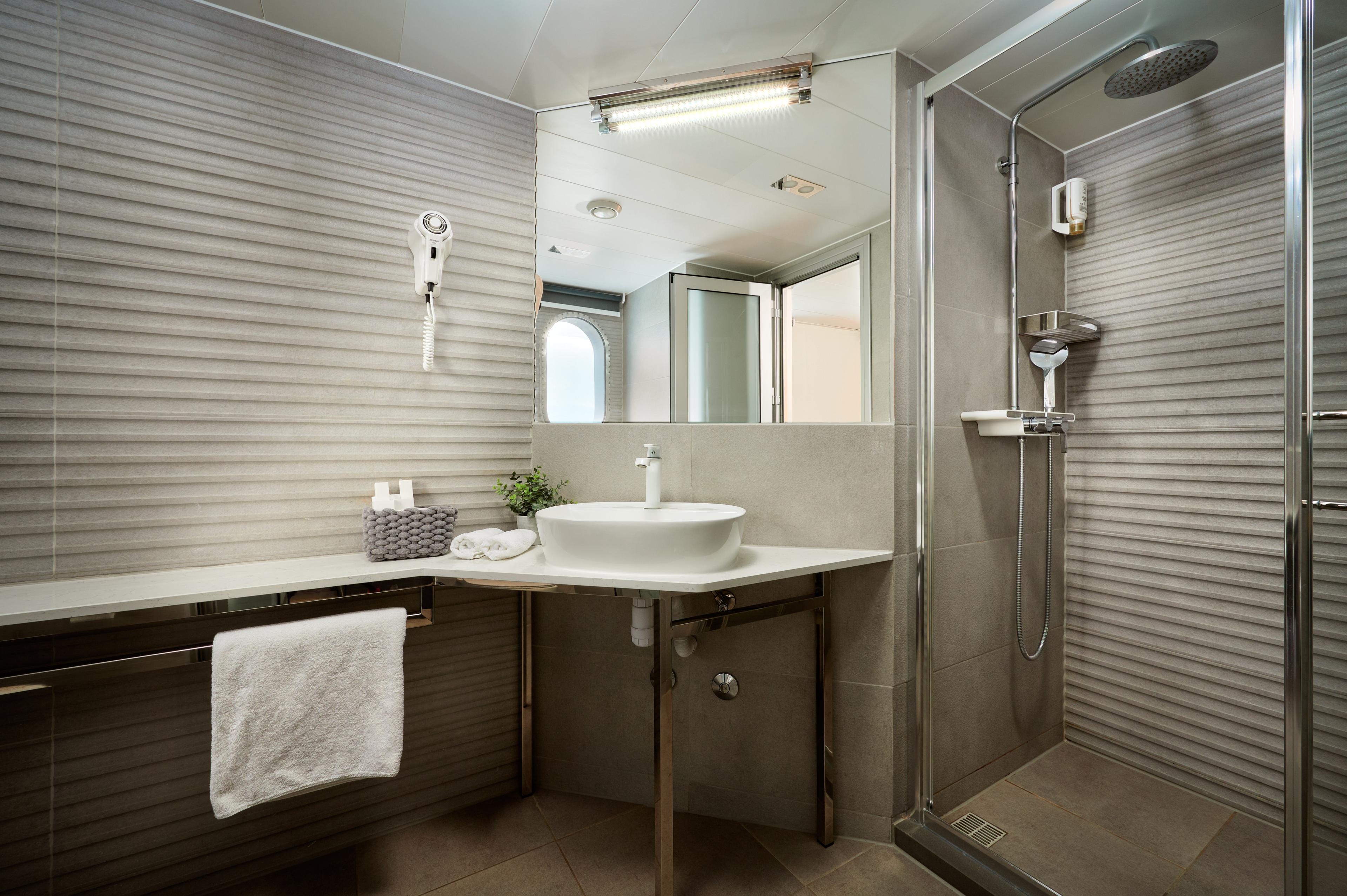 Triple Cabin (x2) image 4